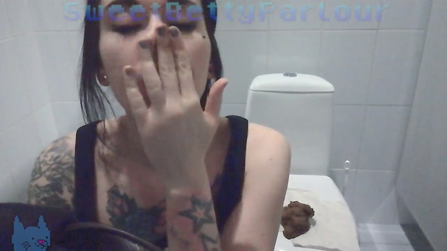 SweetBettyParlour - Super Public Wc Extreme [Defecation / 711 MB] FullHD 1080p (Solo Scat, Shit)