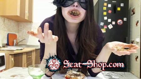 ScatLina - I eat hot dog with shit [Poop / 982 MB] FullHD 1080p (Scat, Eating, Solo)