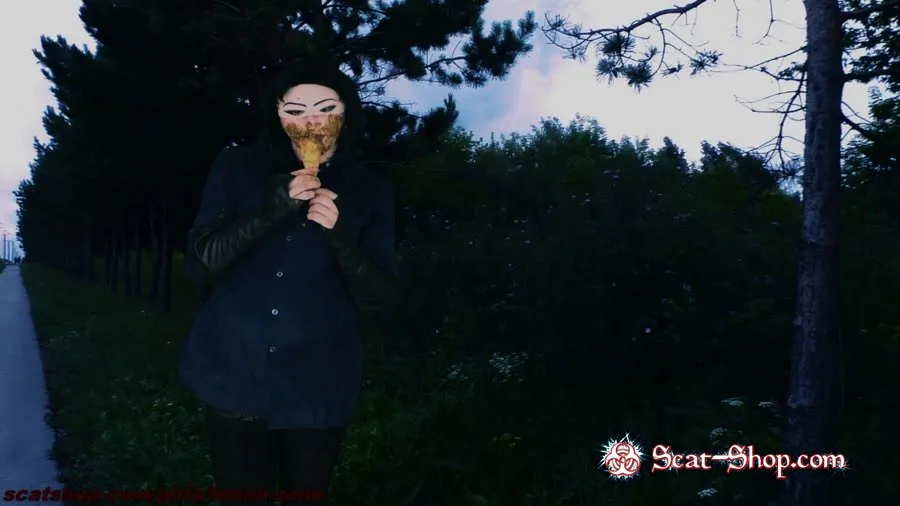 - Shit eating right on the street HD 720p (Eating, Solo)