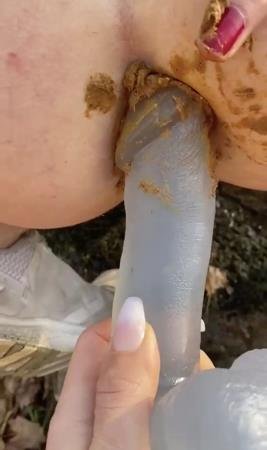 Outdoor - Pee and toying my asshole with some shit left inside [TheHealthyWhores / 54.2 MB] HD 720p (Toys, Dildo)