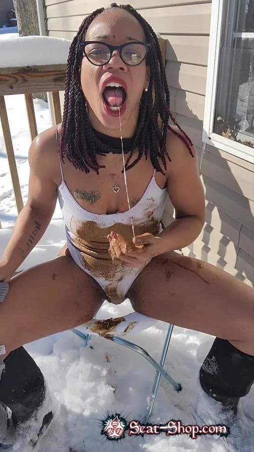 UniQueen21 - Uni”Ella outside poop smear UltraHD 2K (Poop, Solo)