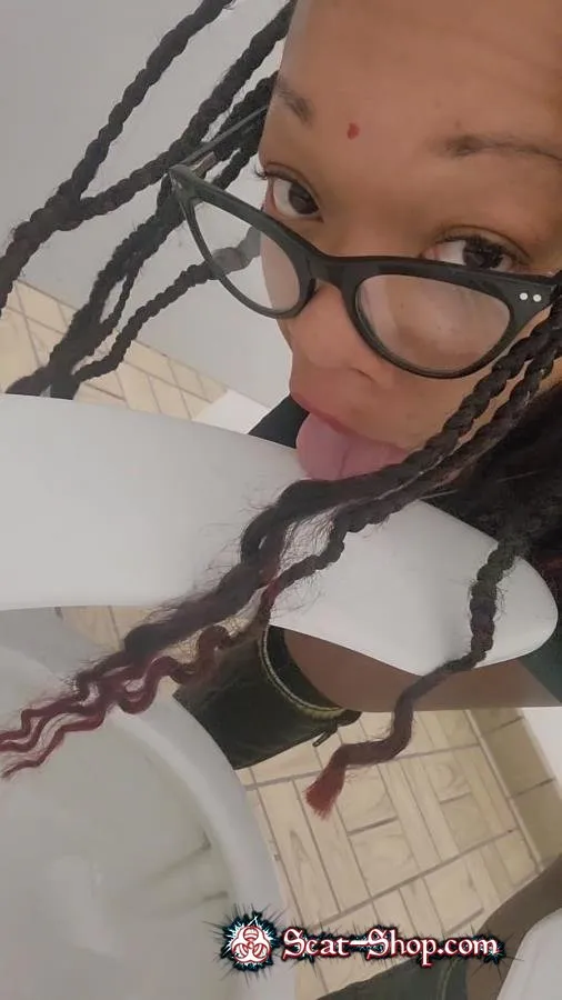 UniQueen21 - Uni”Ella in public bathrooms UltraHD 2K (Poop, Eat)