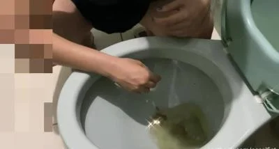 Casal Fist aka Mabel - Comendo a merda dele que saiu direto no vaso [Scatbook / 47.68 MB] HD 720p (Solo Scat, Shit Eating)