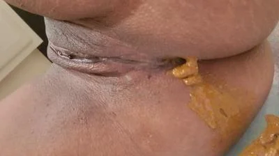 UniElla - Pee and poop ass and pussy close up [Pooping Girls / 10.4 MB] HD 720p (Solo, Poop)