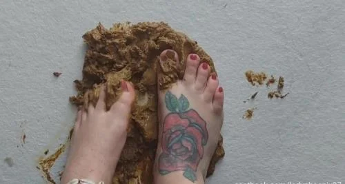 Lady Phoenix - Shit flavour feet [Scatbook / 63.67 MB] HD 720p