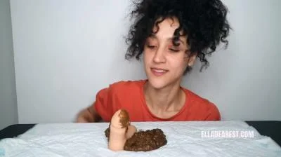 Ella Dearest aka Efro Ella - PEE PEE POO PLAY [Scatbook.com / 25.6 MB] HD 720p (Solo, Defecation)
