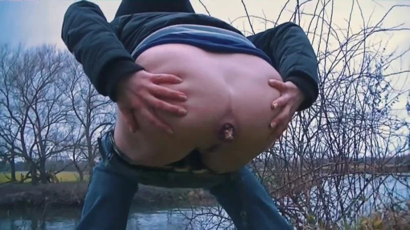 Mia Skye aka MiaRoxxx - Cold Autumn Day Outdoor Shit HD 720p (Germany, Dirty Anal)