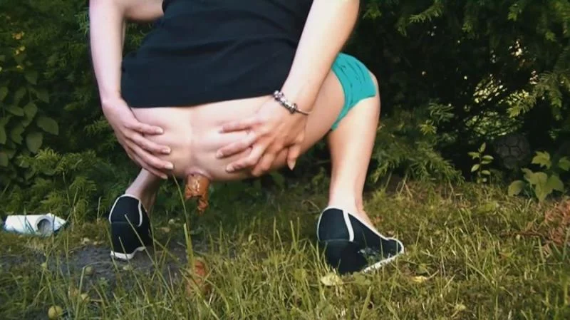 Mia Skye aka MiaRoxxx - Big Sausage In Grandma's Garden HD 720p (Germany, Dirty Anal)