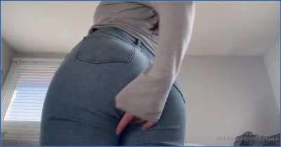 Queen Kitsy’s Scat in Filthy Farting and Femdom Scat Collection