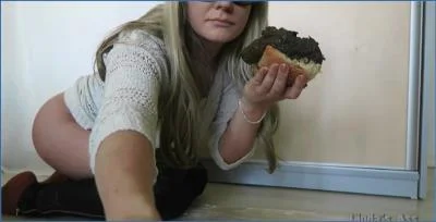 Linda aka Sexyass Has a Morning Poop Sandwich Full of Pee