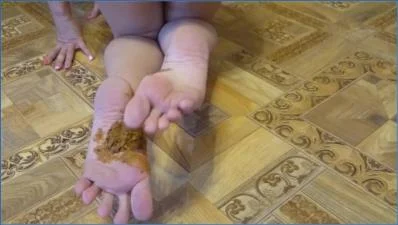 Brown Wife Smears Pungent Shit on Her Feet in Wild Scat Round