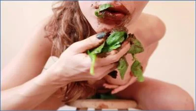 Sabrina Dacos Pee Play and Green Food Smearing Show - Scat Kaviar